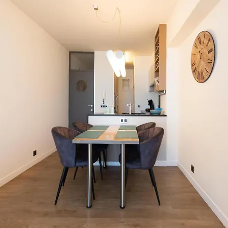 Apartment With Frontal Sea View In Raversijde *