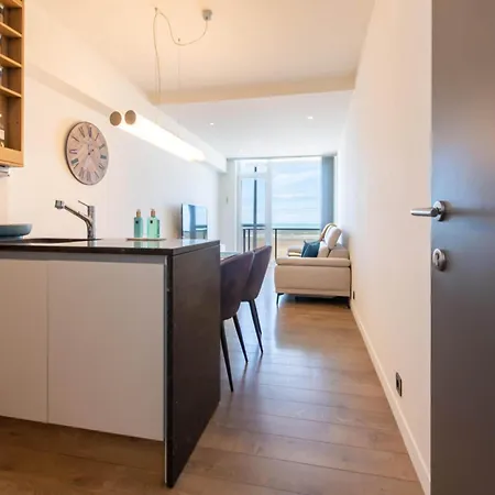 Apartment With Frontal Sea View In Raversijde Διαμέρισμα *