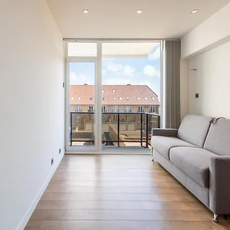 Apartment With Frontal Sea View In Raversijde